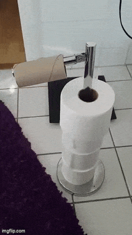 Человек ловко управляется с предметами