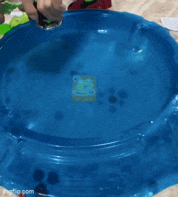 Люди танцуют в необычном месте