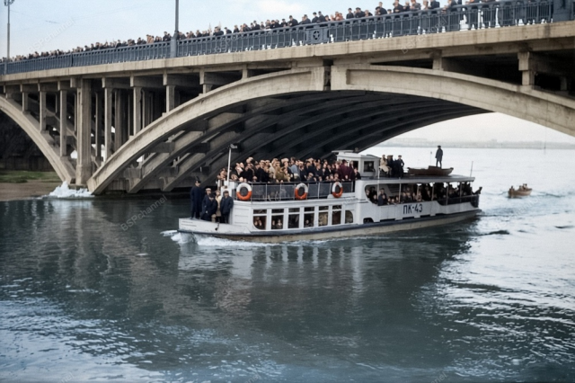 Катание на катере во время разлива реки Воронеж, 1964 год.