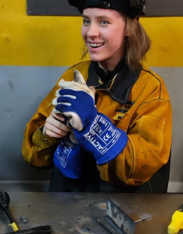 Девушка-сварщица