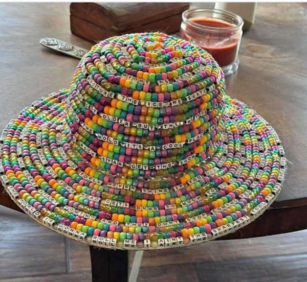 Шляпа с бисером и текстом песни Smash Mouth. Эта та, которая «Somebody once told me…»