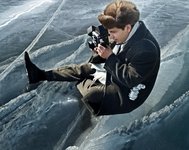 Фотокорреспондент Агентства печати Олег Иванов сидит на льду озера Байкал, 1965 год.