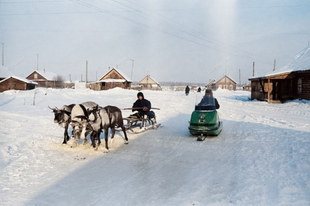 Жители села Ловозеро - районного центра оленеводов. Мурманская область, 1977 год.