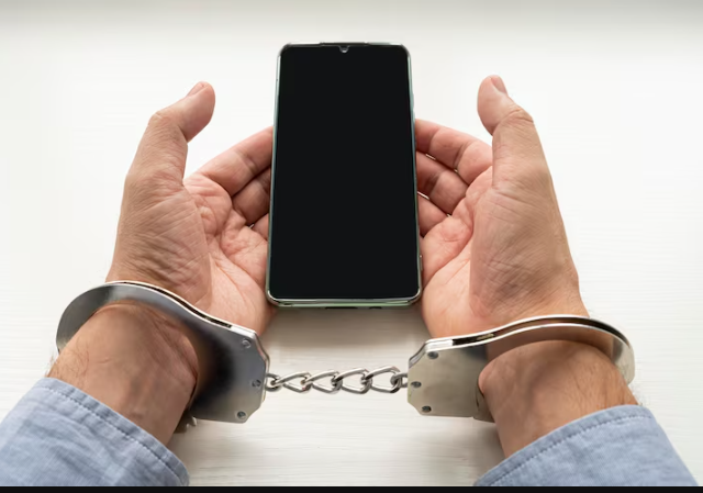 Молодежь проводит на улице меньше времени, чем заключенные