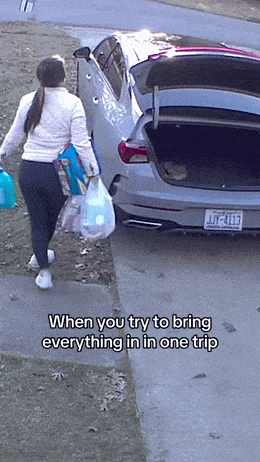 «Не ручки, а крюки»: девушка пыталась закрыть багажник, но что-то пошло не так — смотрим 25 гифок