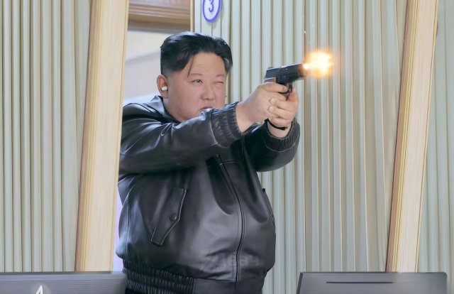 Пока весь мир трещит по швам, Ким Чен Ын отлично проводит время с дочкой Ким Чжу Э