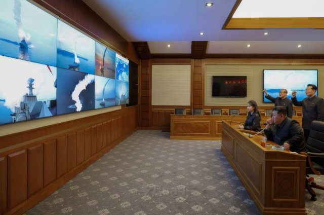 Пока весь мир трещит по швам, Ким Чен Ын отлично проводит время с дочкой Ким Чжу Э