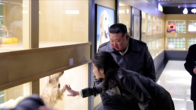 Пока весь мир трещит по швам, Ким Чен Ын отлично проводит время с дочкой Ким Чжу Э