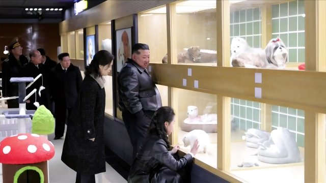 Пока весь мир трещит по швам, Ким Чен Ын отлично проводит время с дочкой Ким Чжу Э