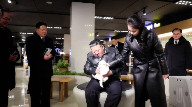 Пока весь мир трещит по швам, Ким Чен Ын отлично проводит время с дочкой Ким Чжу Э