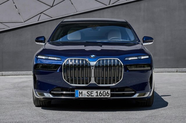 BMW показала новую «семёрку» с теми же огромными «ноздрями» и обновлённым салоном