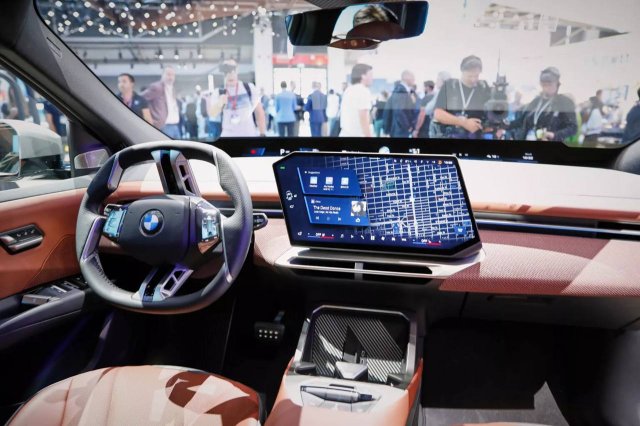 BMW показала новую «семёрку» с теми же огромными «ноздрями» и обновлённым салоном