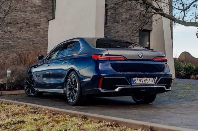 BMW показала новую «семёрку» с теми же огромными «ноздрями» и обновлённым салоном