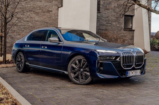 BMW показала новую «семёрку» с теми же огромными «ноздрями» и обновлённым салоном