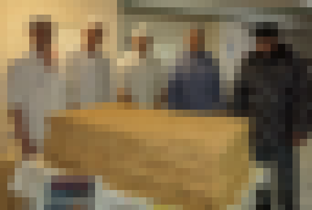 Гигантский наполеон приготовили в колонии