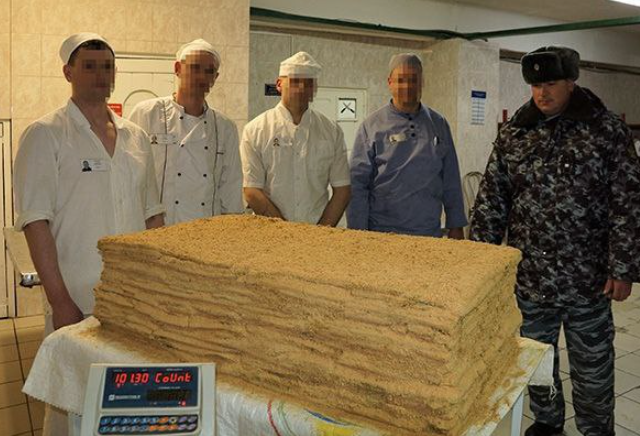 Гигантский наполеон приготовили в колонии