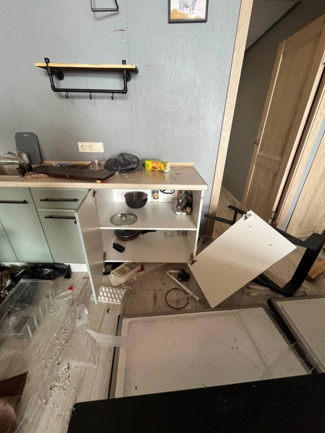 В Тольятти толпа подростков разнесла дом, снятый на ночь