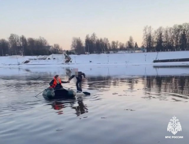 Девочку из Твери унесло на льдине по реке