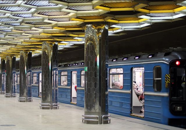 Пассажиры московского метро начали читать книги из-за отсутствия интернета