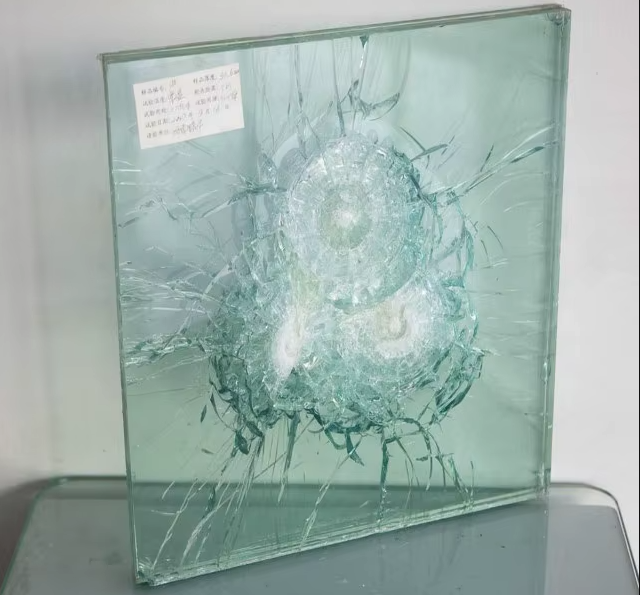 Необычное испытание прототипа пуленепробиваемого стекла