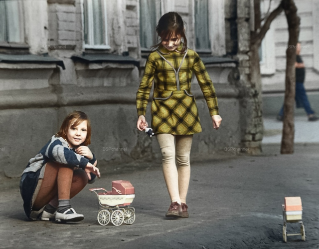 Дети играют во взрослых. Саратов, 1980 год.