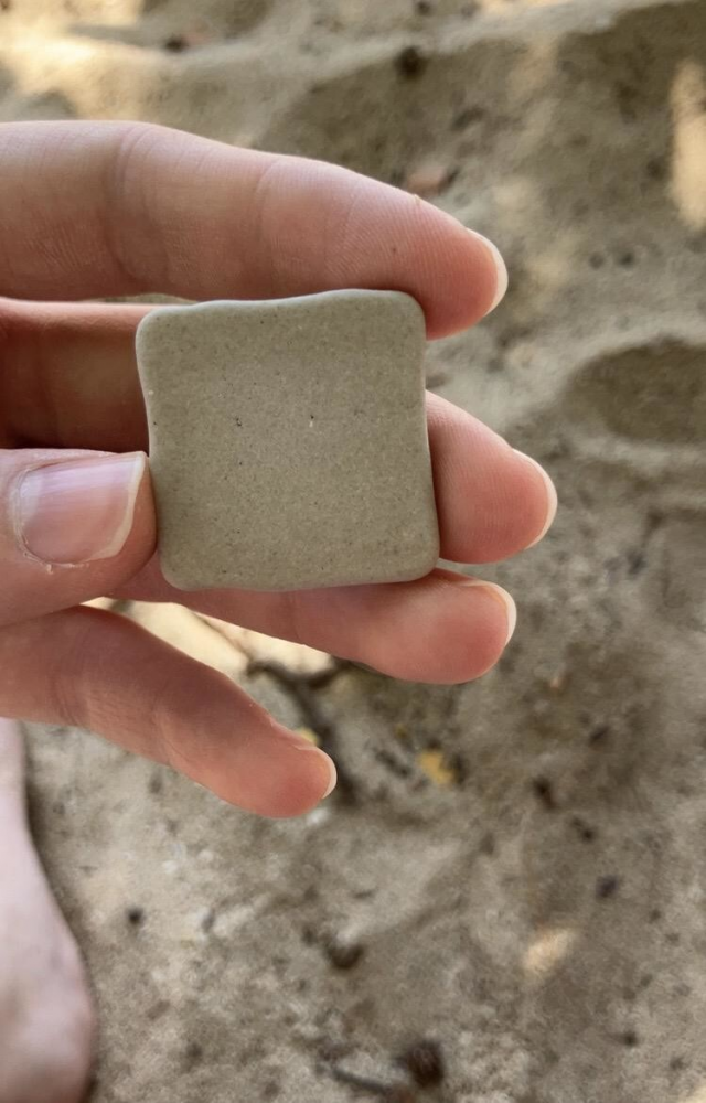 Почти идеально квадратный камень