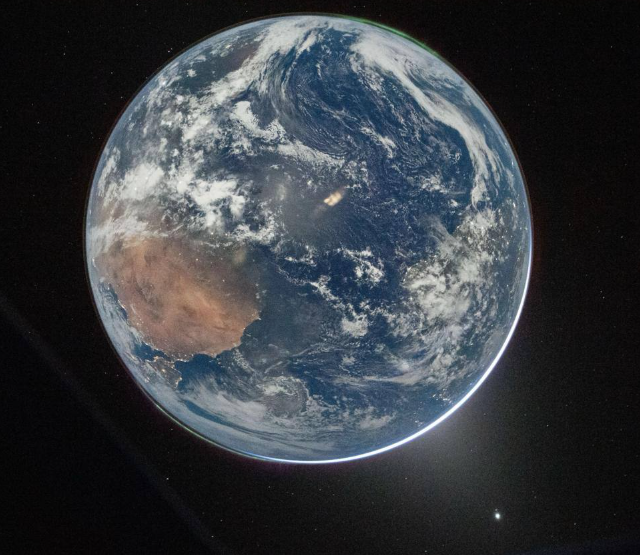 NASA опубликовало новые снимки космоса, включая редкое лунное затмение с обратной стороны Луны