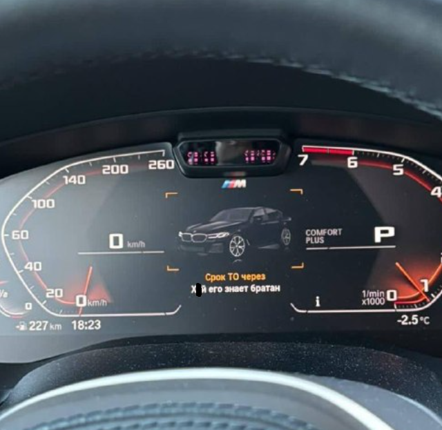 Мужчина перепрошил BMW и заменил системные сообщения на шуточные фразы