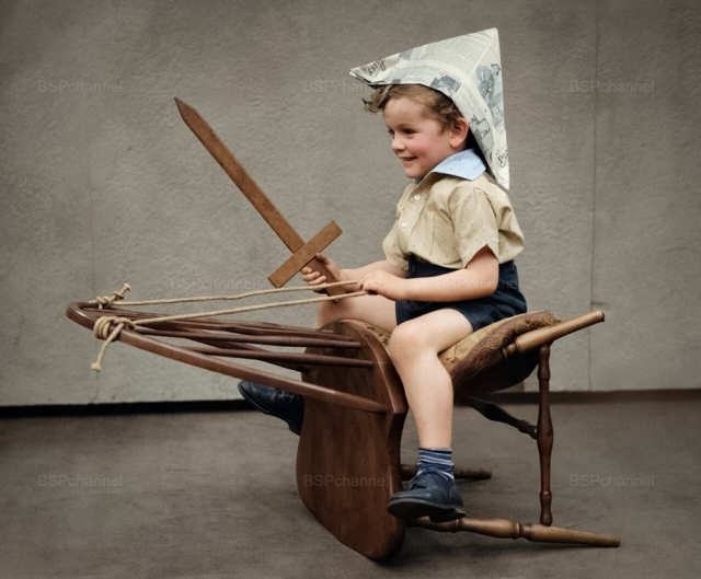 Играющий мальчик на «коне». США, 1930-е.