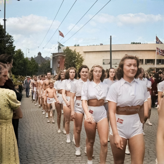 Парад на спортивном стадионе Бислетт в городе Осло, Норвегия, 3 июня 1945 года. Парад на спортивном стадионе Бислетт в городе Осло, Норвегия, 3 июня 1945 года.