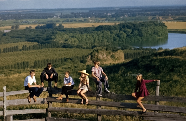 Детвора на околице села в колхозе "Кавказ". Краснодарский край, 1976 год.