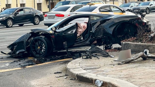 Рэпер Navai попал в жёсткое ДТП в центре Москвы на своей Ferrari без номеров