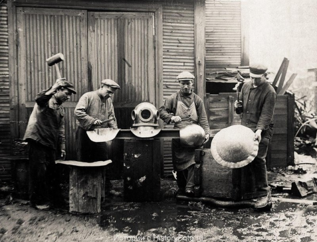 10. Мастера, изготавливающие снаряжение для водолазов, Россия, 1880-е годы 10. Мастера, изготавливающие снаряжение для водолазов, Россия, 1880-е годы
