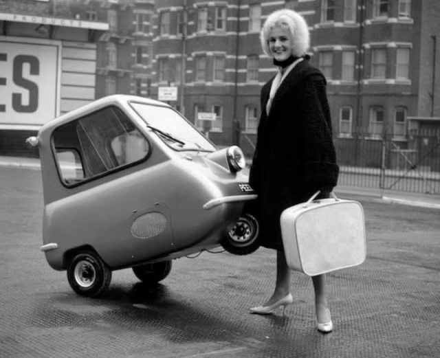 11. Peel P50, автомобиль-мотоколяска, созданный на острове Мэн в период с 1962 по 1965 год, официально признан самым маленьким серийным автомобилем в мире 11. Peel P50, автомобиль-мотоколяска, созданный на острове Мэн в период с 1962 по 1965 год, официально признан самым маленьким серийным автомобилем в мире