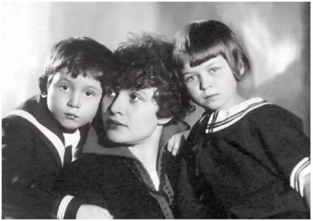 12. Зинаида Райх с детьми Татьяной и Константином, 1920 годы 12. Зинаида Райх с детьми Татьяной и Константином, 1920 годы