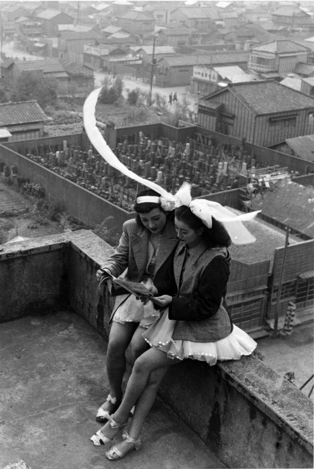 1. Танцовщицы отдыхают на крыше театра в Асакуса, Токио, 1949 год 1. Танцовщицы отдыхают на крыше театра в Асакуса, Токио, 1949 год