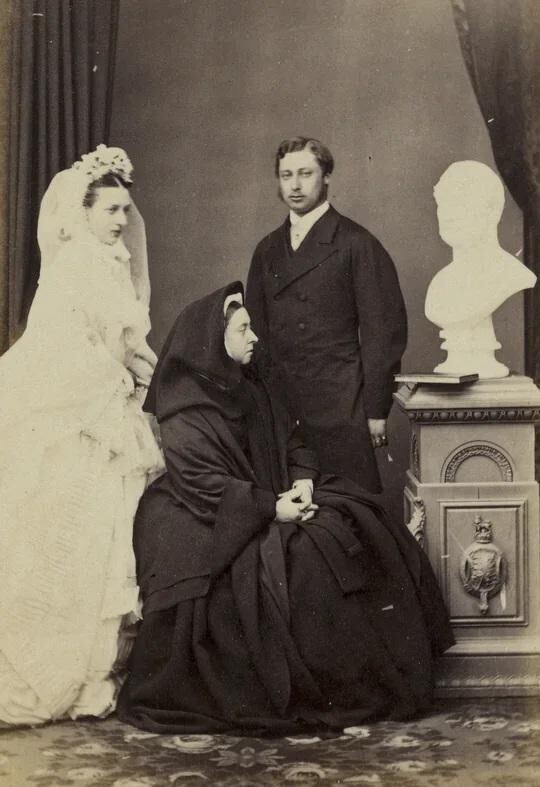 9. Королева Виктория специально испортила свадебную фотографию своего сына, сев между молодожёнами в траурном платье и глядя на бюст своего умершего супруга, 1863 год 9. Королева Виктория специально испортила свадебную фотографию своего сына, сев между молодожёнами в траурном платье и глядя на бюст своего умершего супруга, 1863 год