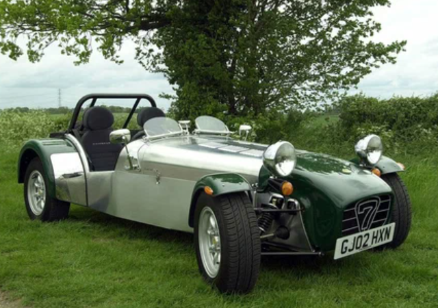 Редкий спорткар на улицах Петербурга: горожане заметили необычный Caterham