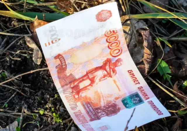 Эксперимент у метро «Марьино»: пранк с «найденными» 5000 рублей быстро вышел из-под контроля
