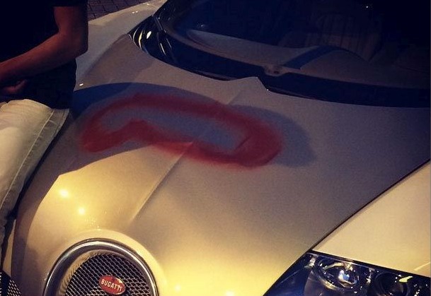 Хулиган нарисовал член на Bugatti Veyron (2 фото)