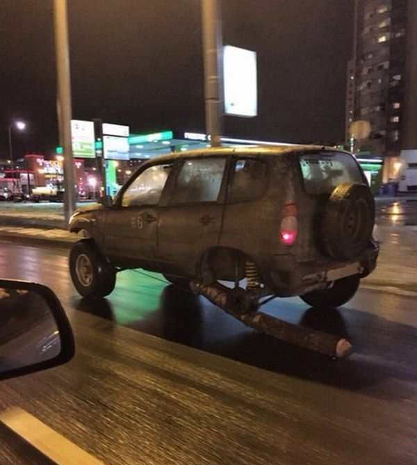 В Санкт-Петербурге вместо одного из колес автомобиля водитель использовал бревно (3 фото)