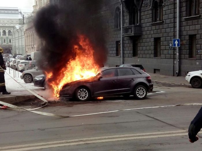 В Санкт-Петербурге у Мариинского театра сгорела BMW жены Сергея Шнурова (8 фото + 2 видео)
