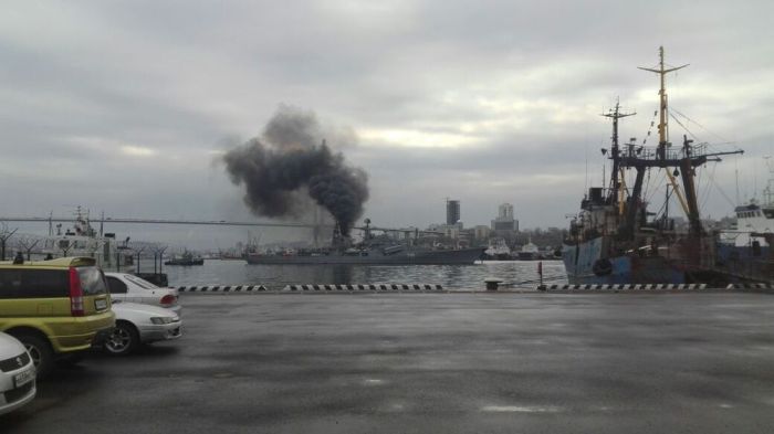 Военный корабль устроил дымовую завесу во Владивостоке (4 фото)