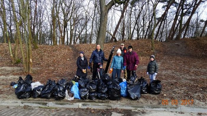В Зеленограде волонтеры очистили набережную от мусора (5 фото)