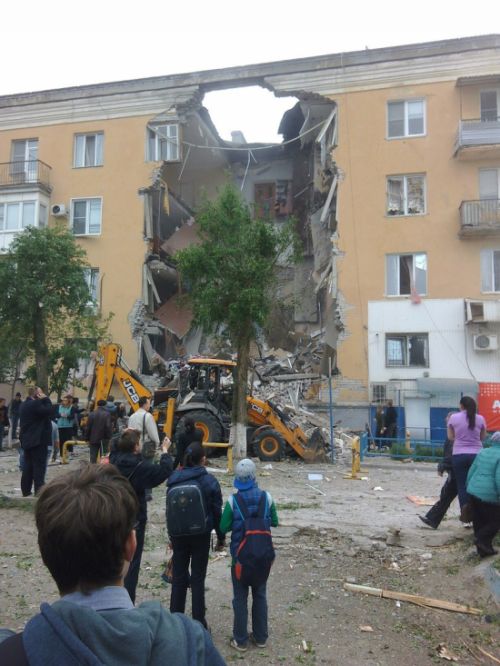 В Волгограде в результате взрыва обрушился подъезд жилого дома (6 фото)