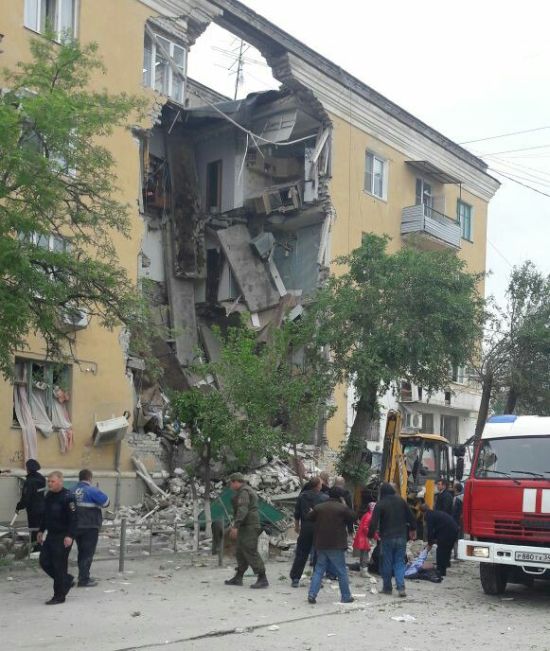 В Волгограде в результате взрыва обрушился подъезд жилого дома (6 фото)
