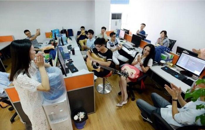 Для мотивации китайских программистов нанимают девушек-черлидеров (5 фото)