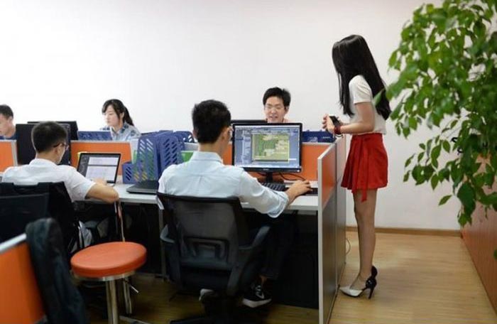 Для мотивации китайских программистов нанимают девушек-черлидеров (5 фото)