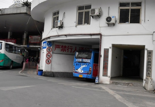 Восьмиэтажный китайский отель, сквозь который ездят автобусы (8 фото)