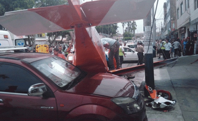Легкомоторный военный самолет упал на автомобильную парковку в Перу
